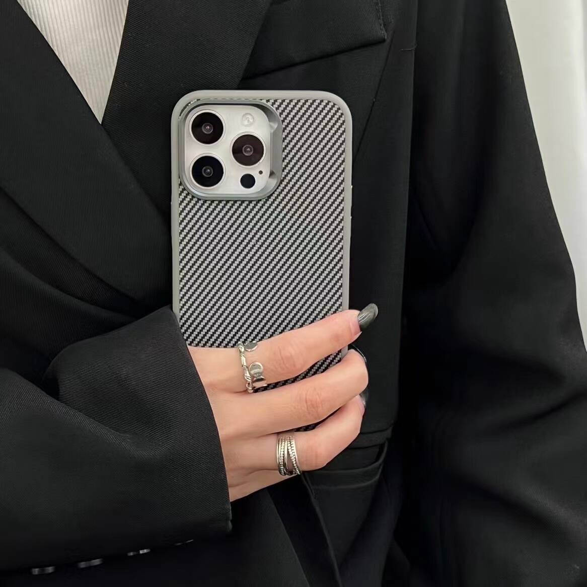 Apple iPhone 14 Kılıf M-safe Şarj Özellikli Karbon Fiber Görünümlü Zore Troy Kapak Gümüş