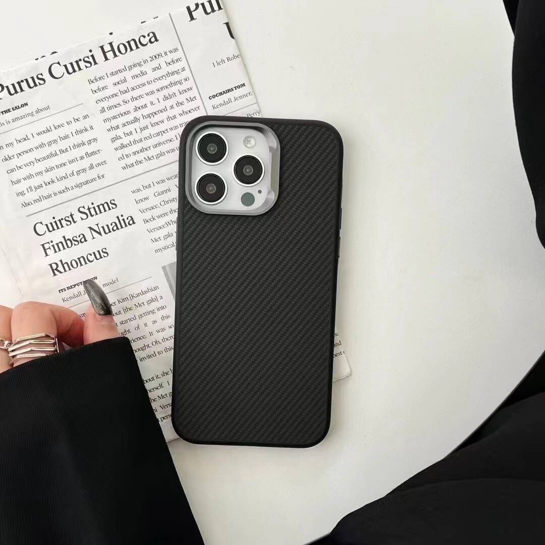 Apple iPhone 14 Kılıf M-safe Şarj Özellikli Karbon Fiber Görünümlü Zore Troy Kapak Gümüş